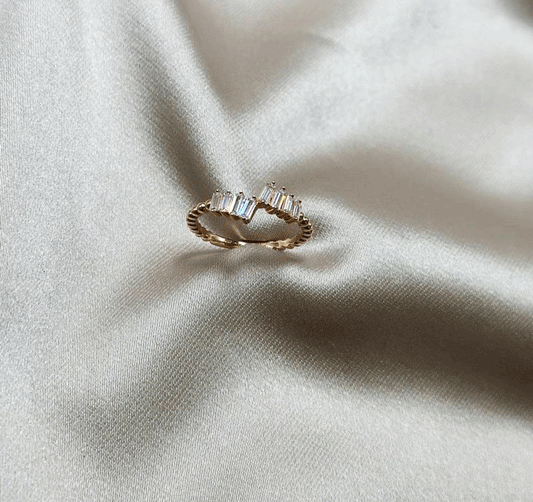 Rose gold ring with zircon