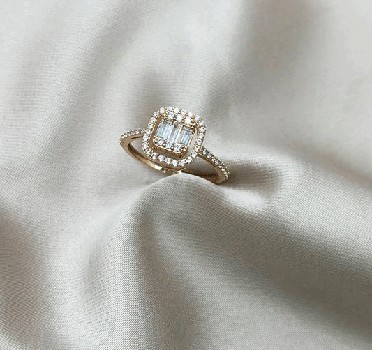 Rose gold ring with cubic zirconia
