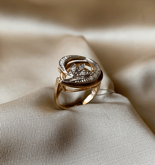 Rose gold ring with zircon