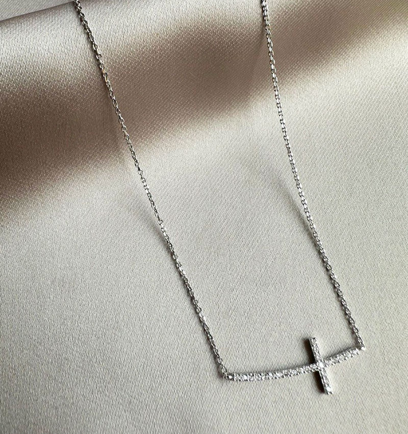 White gold necklace with a 0.16ct diamond