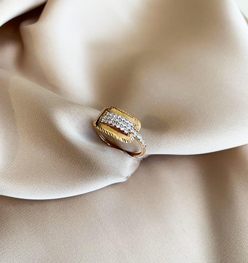 Rose gold ring with zircon