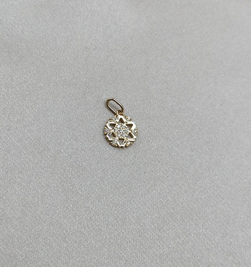 Rose gold pendant with zircon