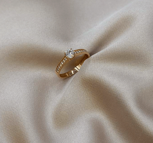 Inel de logodnă din aur roz cu zircon