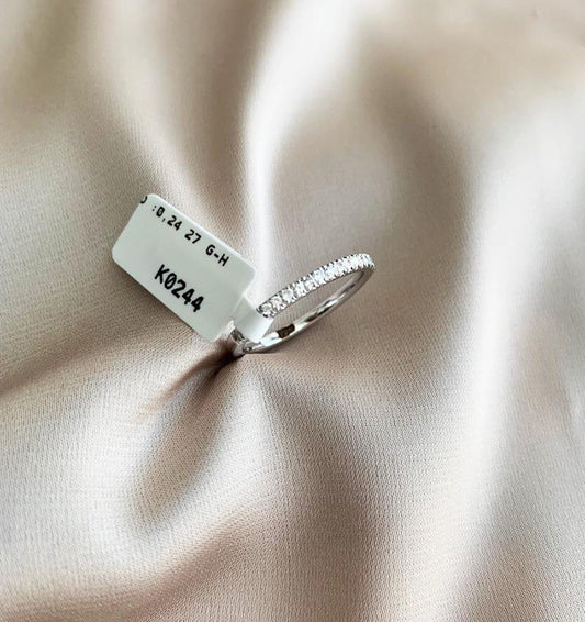 White gold ring with 0.24ct diamond