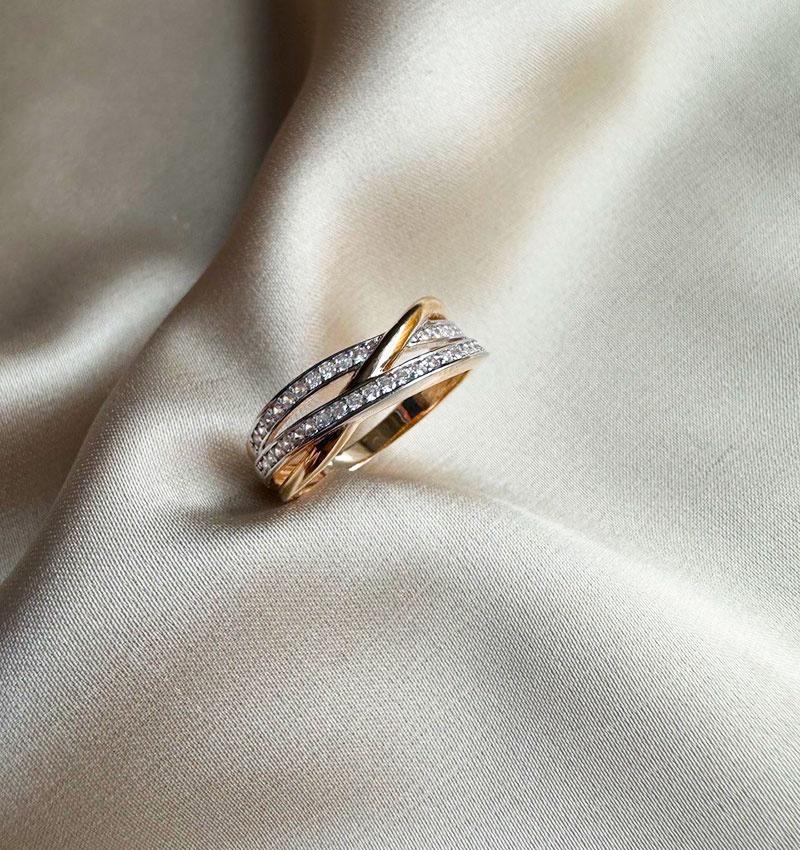 Rose gold ring with zircon