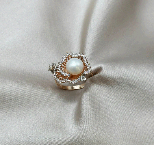 Rose gold ring with zircon and pearls