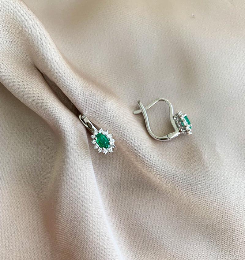 Cercei din aur alb cu diamant și smarald de 0,63 ct