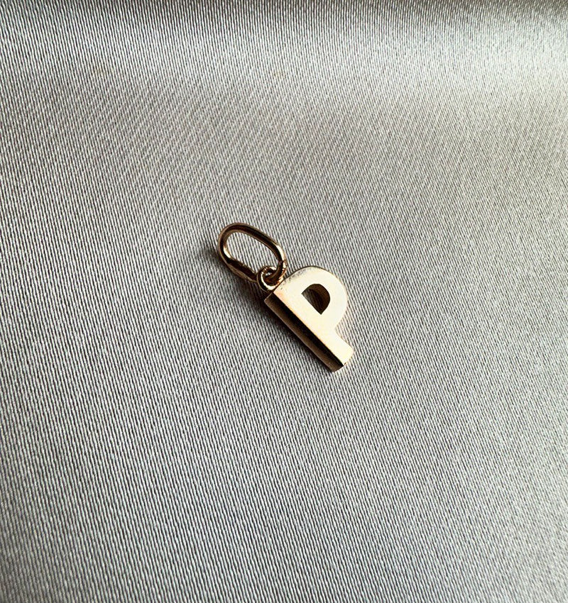 Pandantiv cu literă din aur roz