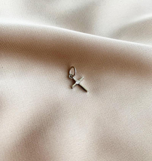 Крестик из белого золота с бриллиантом 0.03ct