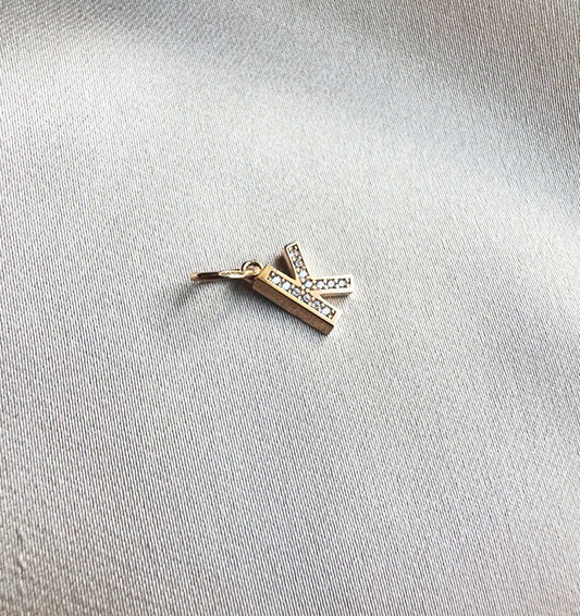 Pandantiv cu literă din aur roz și zirconiu