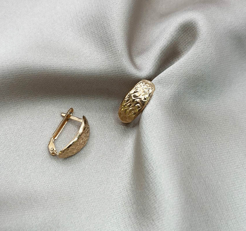 Rose gold earrings with mother of pearl