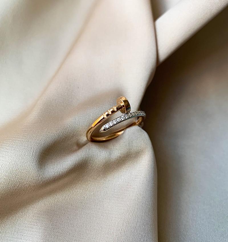 Rose gold ring with zircon