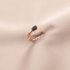 Rose gold ring with cubic zirconia