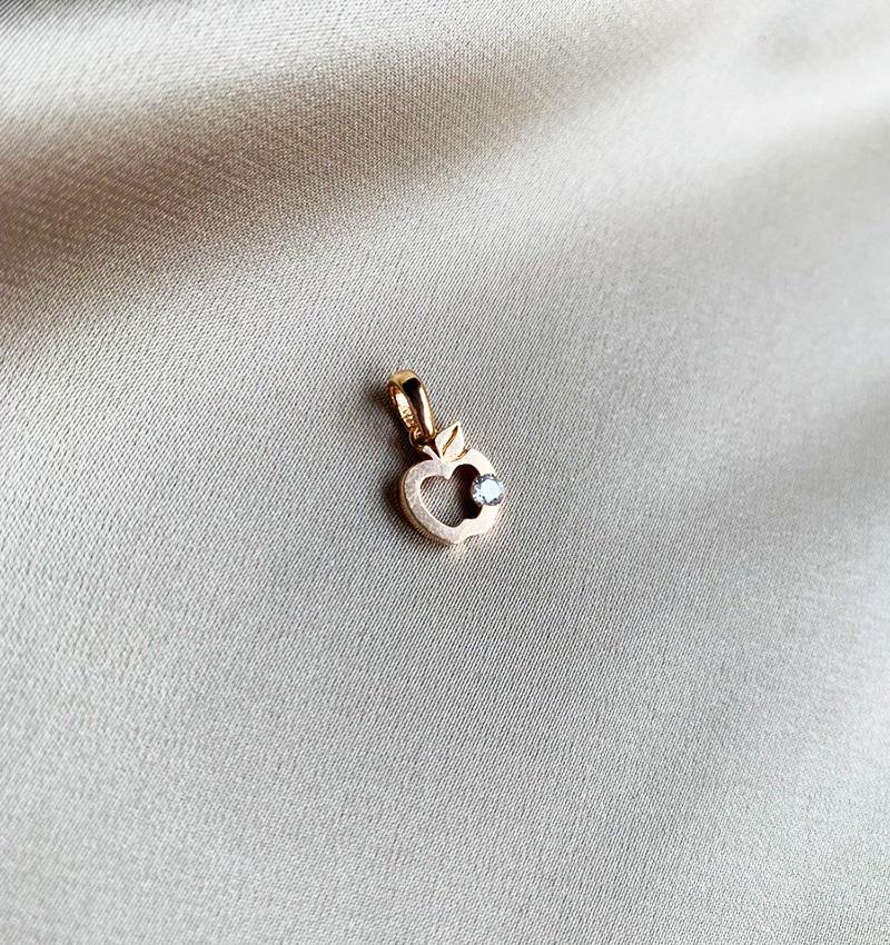 Rose gold pendant with zircon