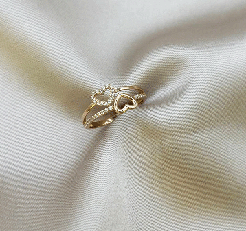 Rose gold ring with zircon