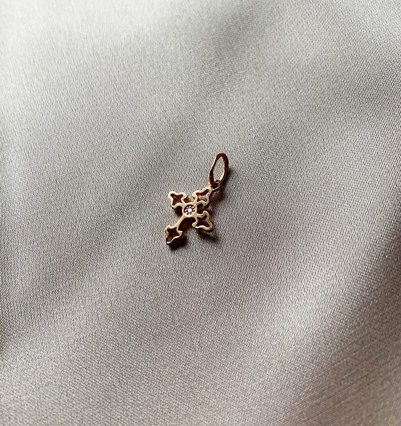 Крестик из розового золота с цирконом