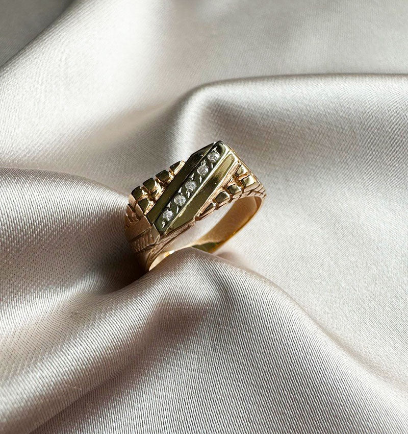 Rose gold ring with zircon