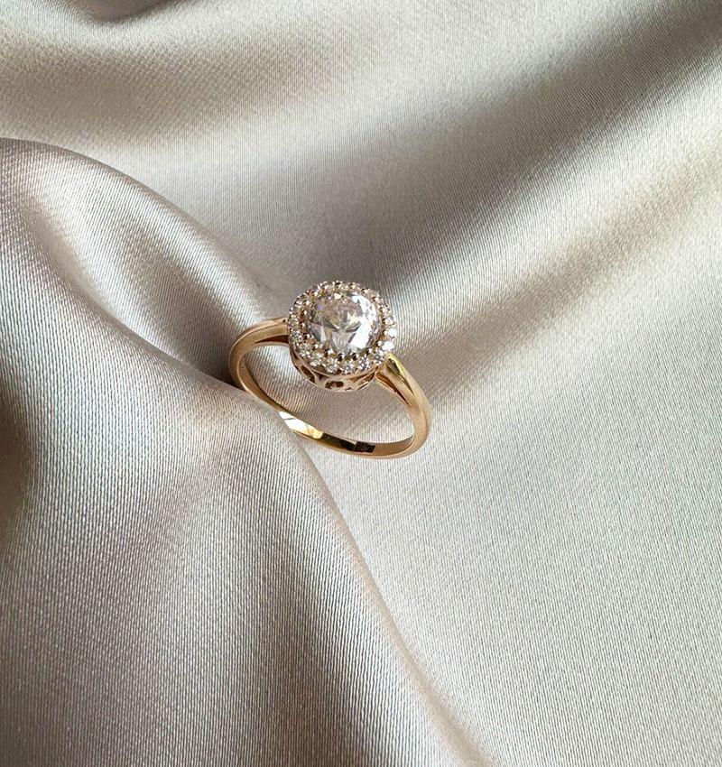 Rose gold ring with zircon