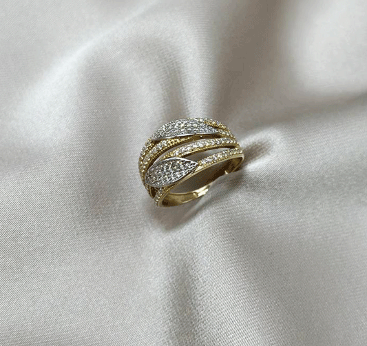 Yellow gold ring with zircon