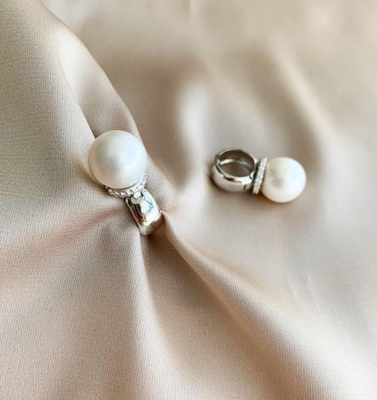 White gold earrings with a diamond and 2.29ct pearl