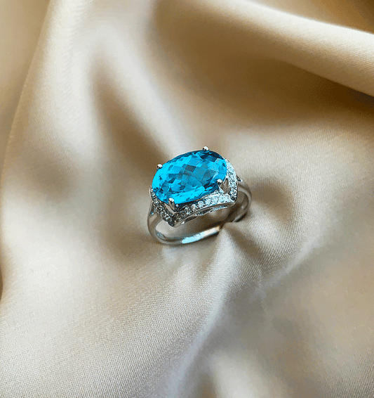 Кольцо из белого золота с бриллиантом и топазом 0.19ct