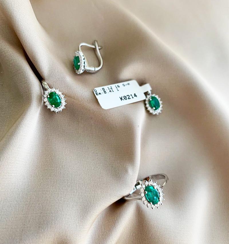 White gold set with a 2.18ct diamond and emerald