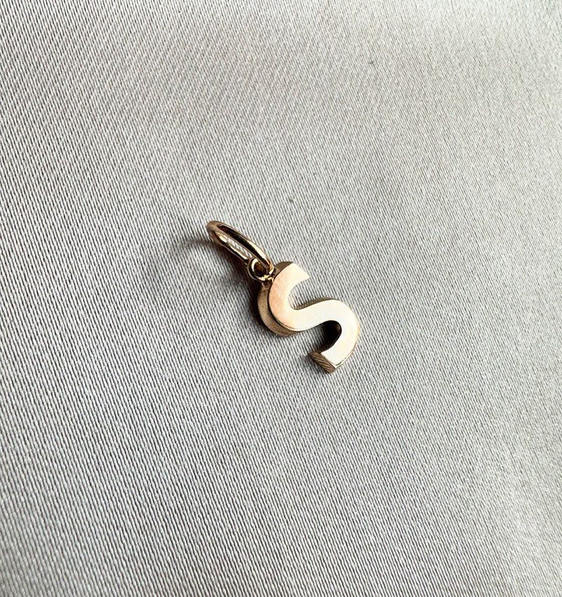 Pandantiv cu literă din aur roz