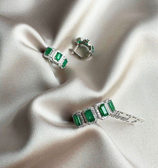 Aur alb încrustat cu un diamant și un smarald de 3,63 ct