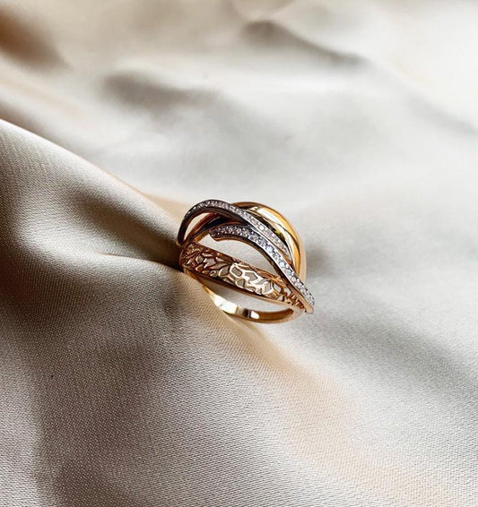 Rose gold ring with zircon