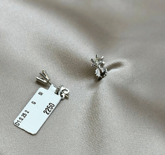 Cercei din aur alb cu diamant de 0,25 ct