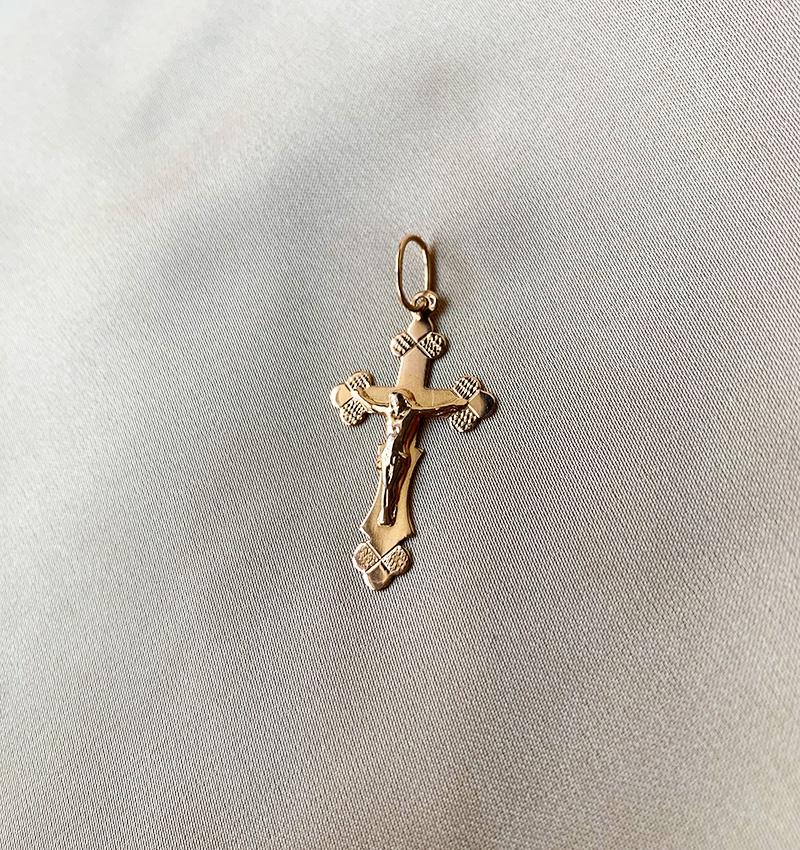 Cruce din aur roz
