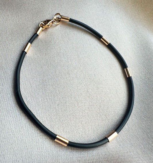 Rose gold bracelet with rubber and leather