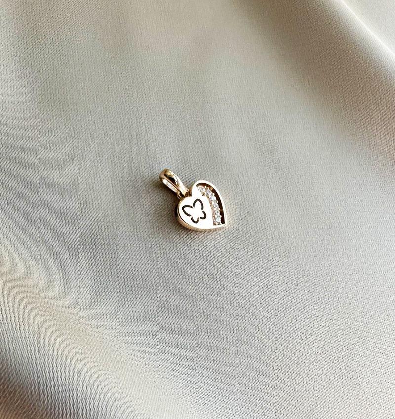 Rose gold pendant with zircon