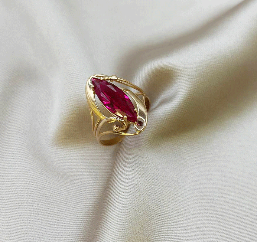 Rose gold ring with zircon