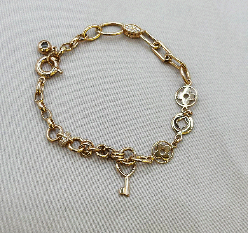 Rose gold bracelet with zircon