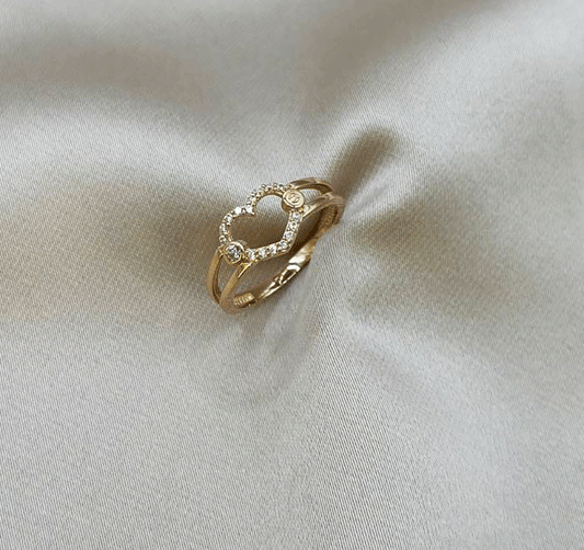 Rose gold ring with zircon