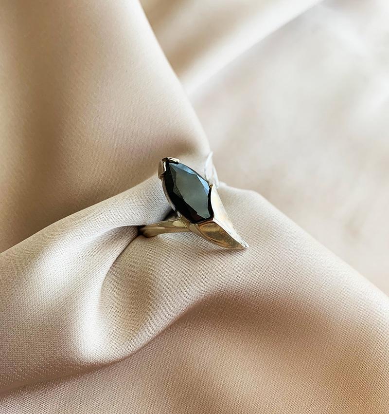 Inel din argint cu inserții de aur cu zirconiu și onix