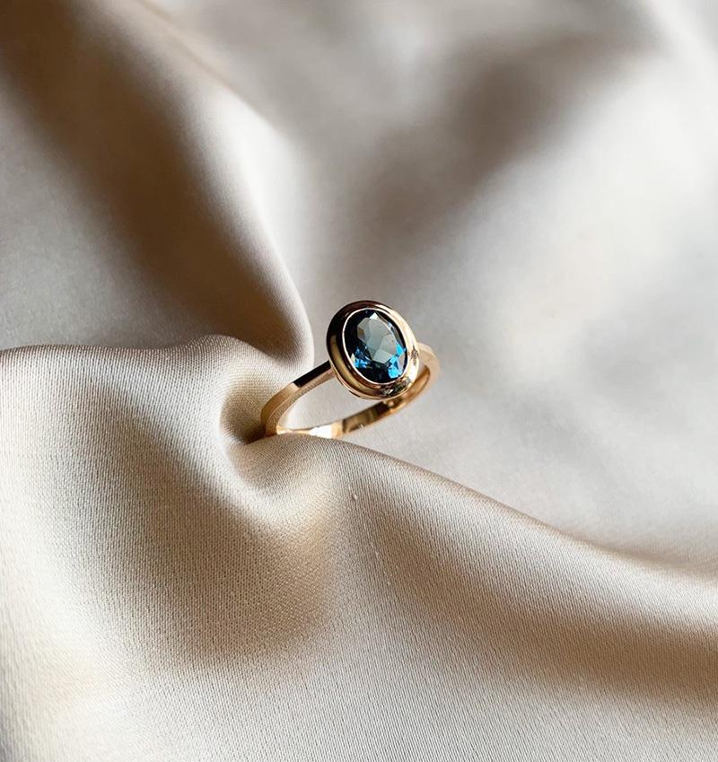 Rose gold ring with London topaz
