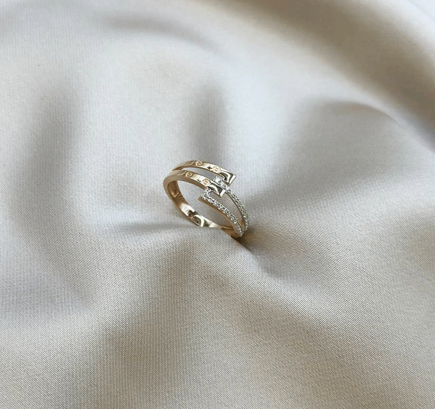 Rose gold ring with zircon