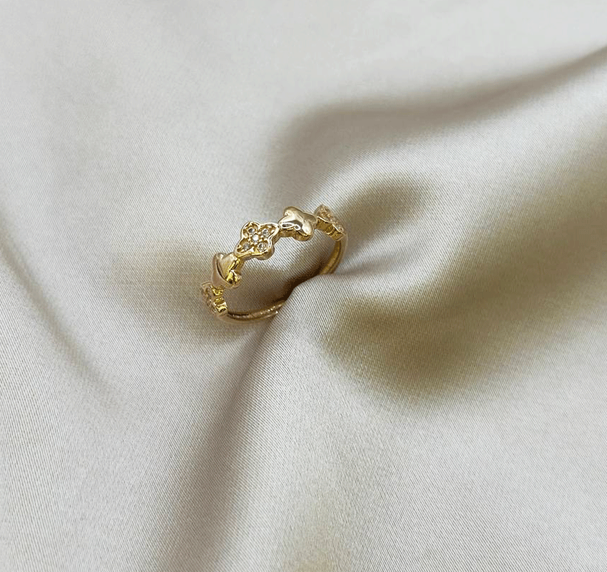 Rose gold ring with zircon