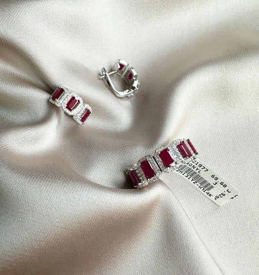 Aur alb încrustat cu un diamant și un rubin de 4,1 ct