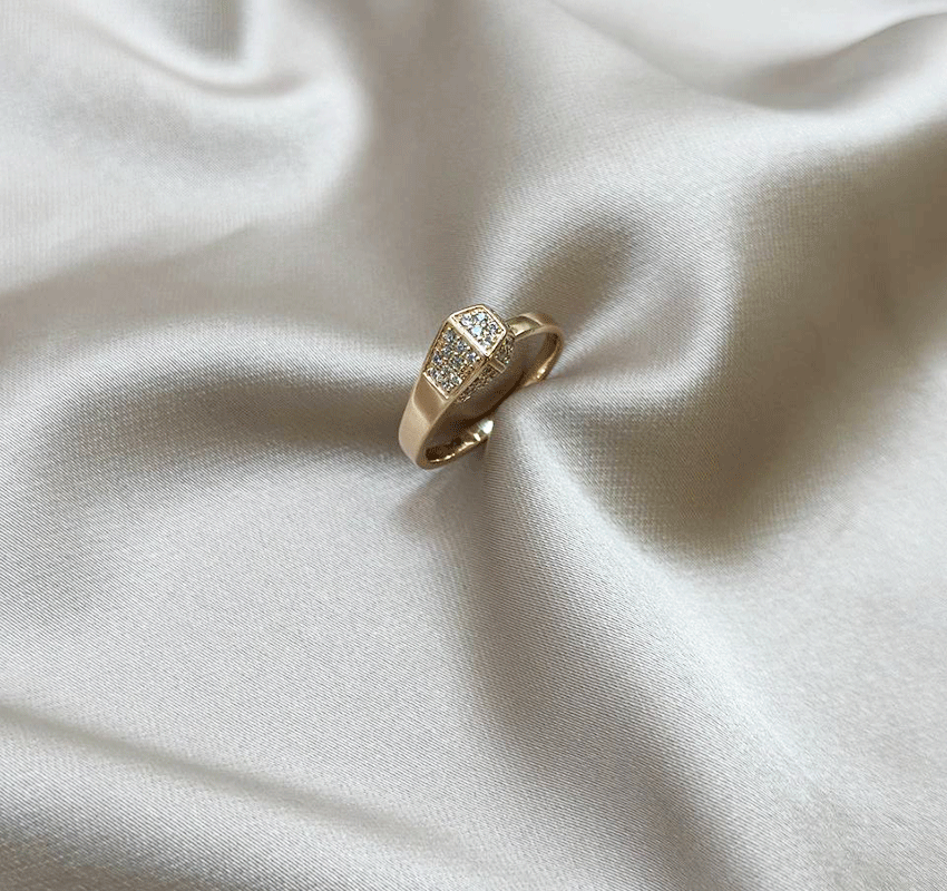 Rose gold ring with zircon