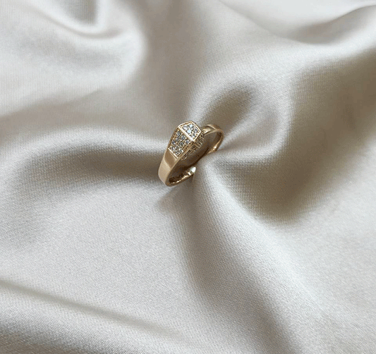 Rose gold ring with zircon