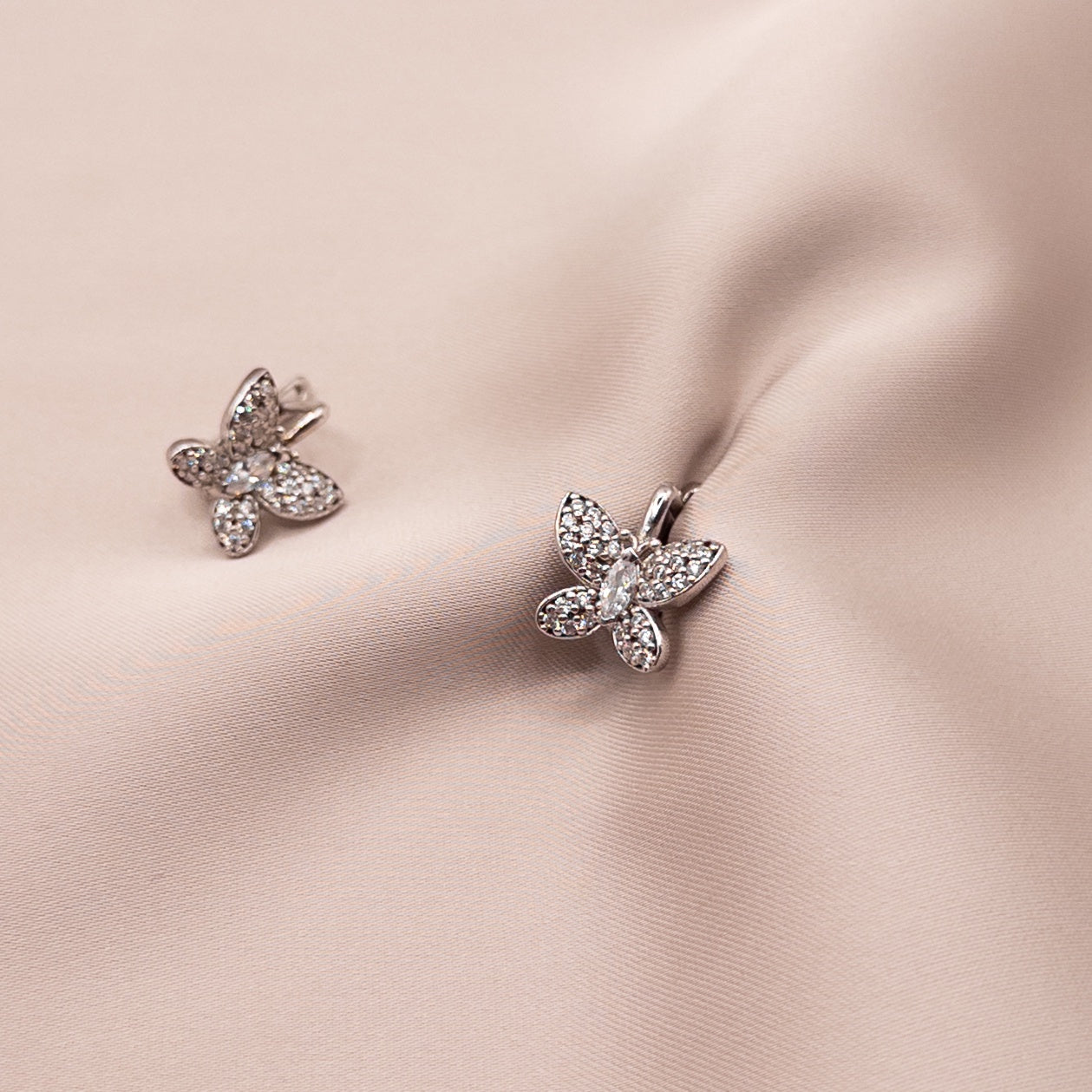 Серьги из серебра с цирконом