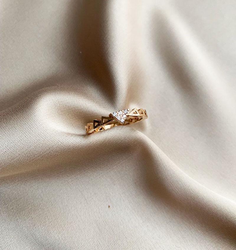 Rose gold ring with zircon