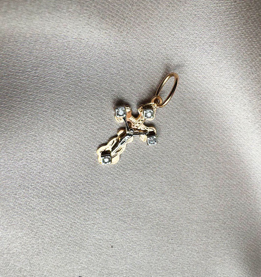 Крестик из розового золота с цирконом