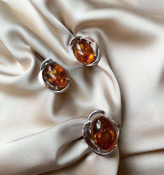 Set de argint cu inserții aurii și chihlimbar