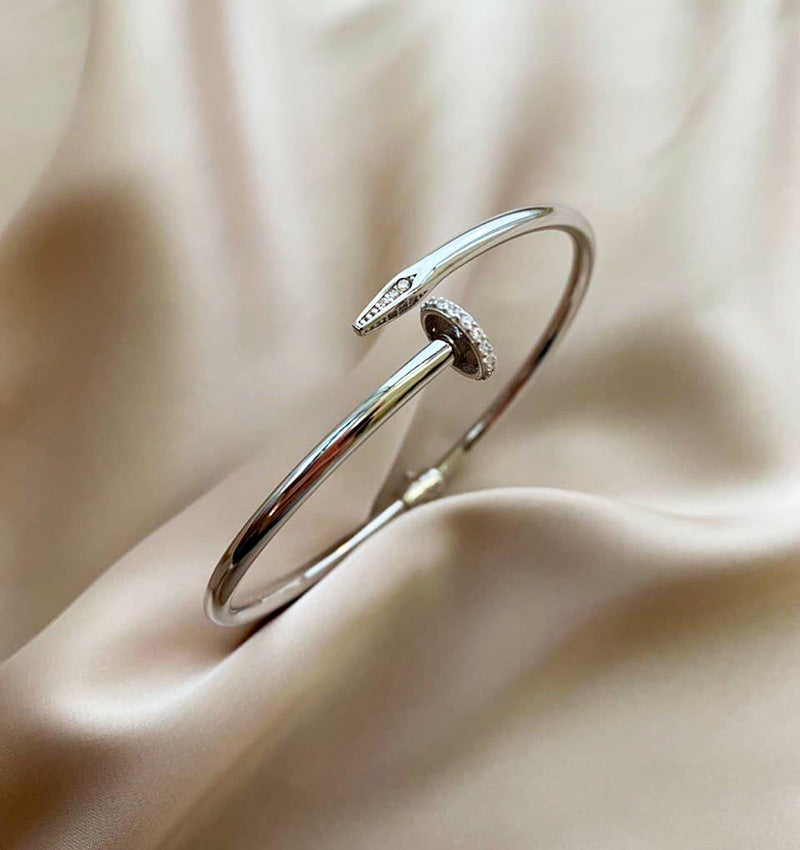 White gold bracelet with zircon