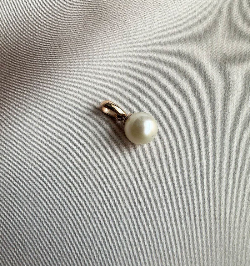 Rose gold pendant with pearls