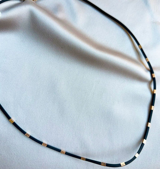 Colier din aur roz cu cauciuc și piele